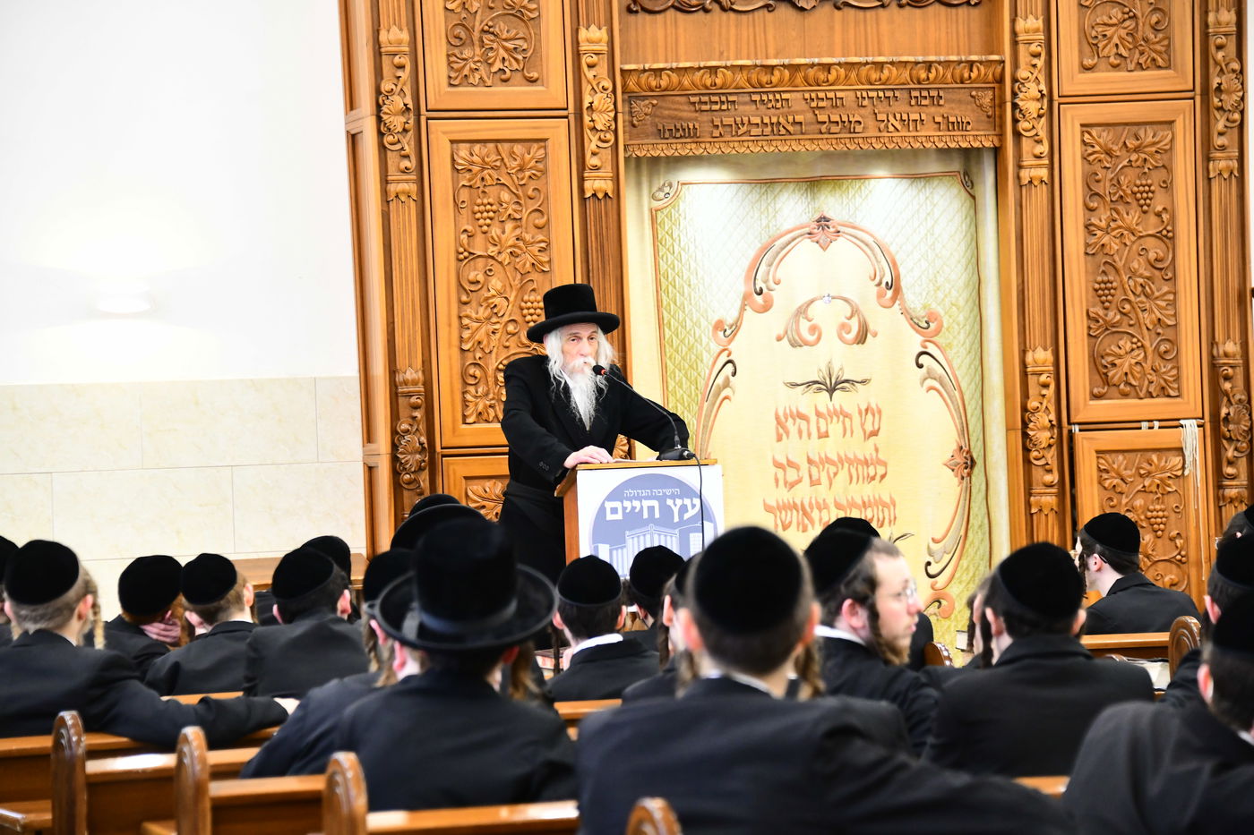 האדמו"ר מסטריקוב בשיחה בישיבת באבוב 