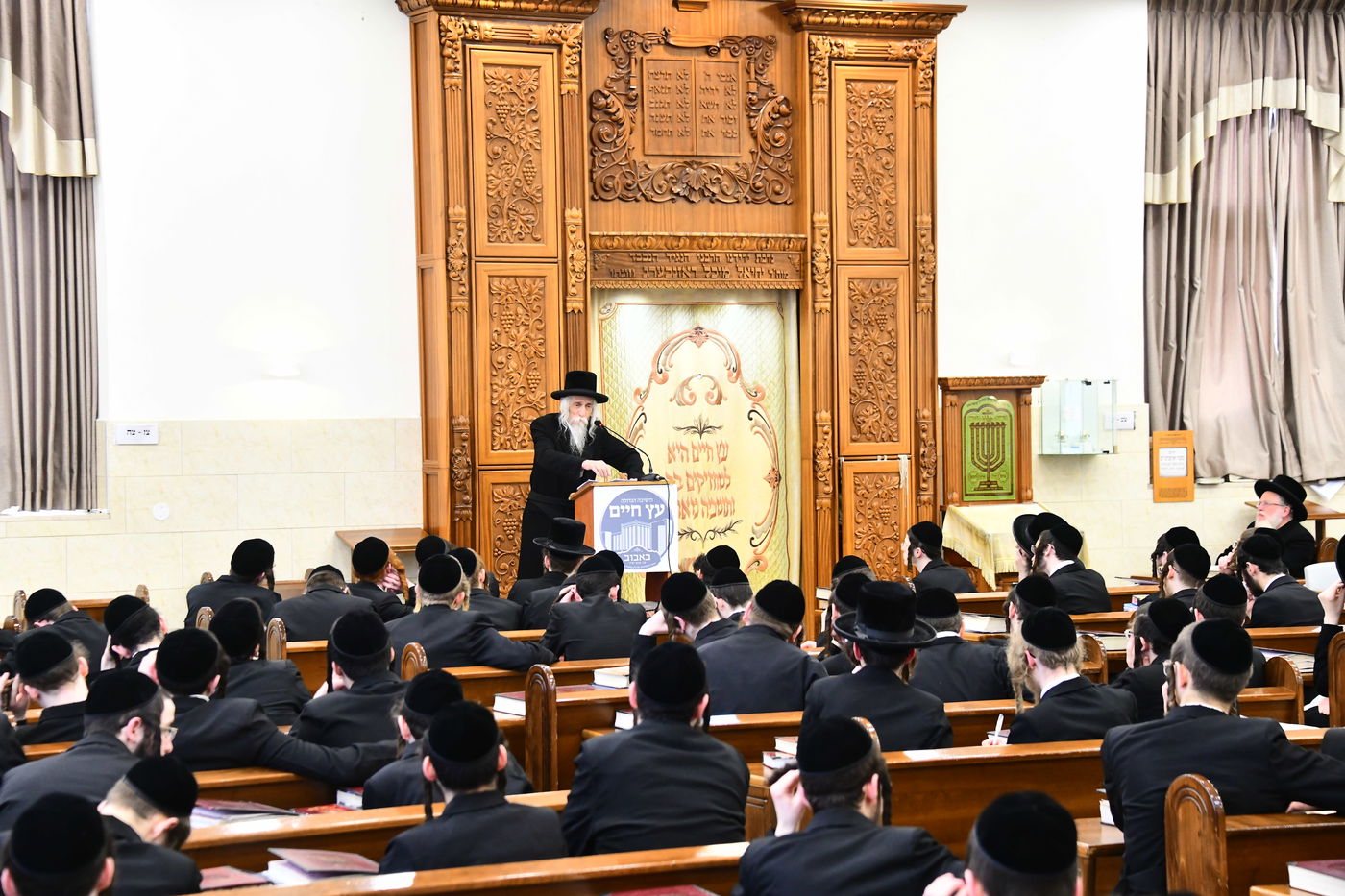 האדמו"ר מסטריקוב בשיחה בישיבת באבוב 