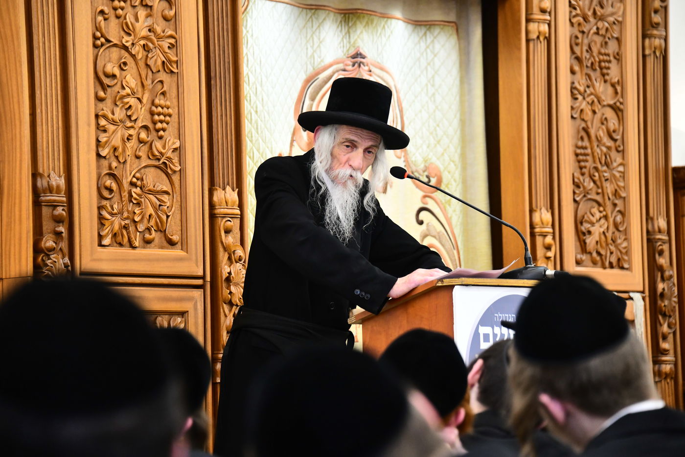 האדמו"ר מסטריקוב בשיחה בישיבת באבוב 