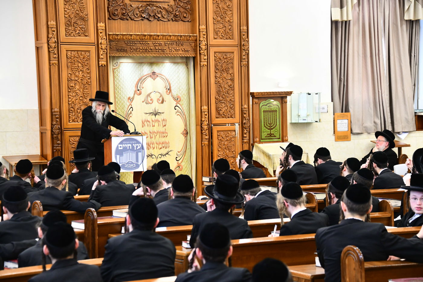 האדמו"ר מסטריקוב בשיחה בישיבת באבוב 