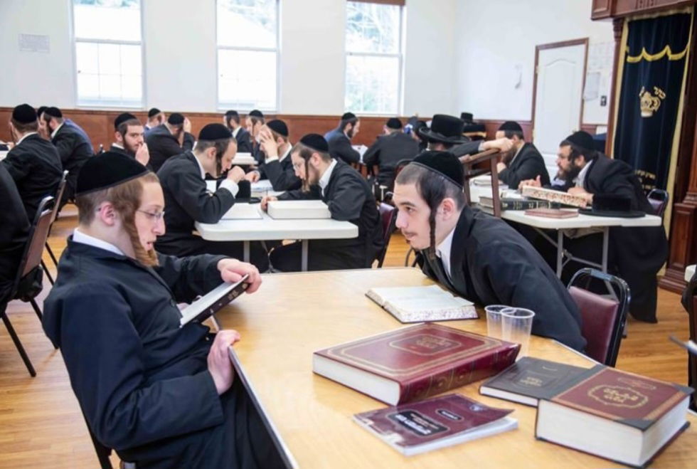 בחורי ישיבה בסדר לימוד