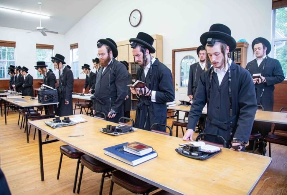 בחורי ישיבה בתפילת שחרית