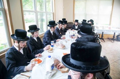 בחורי ישיבה בארוחת בוקר בחדר אוכל