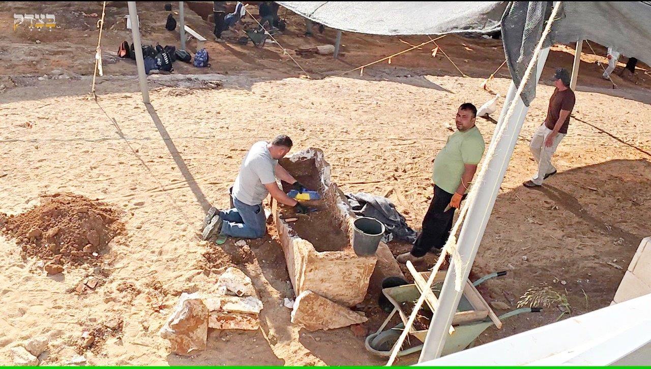 הקברים המחוללים ביהוד