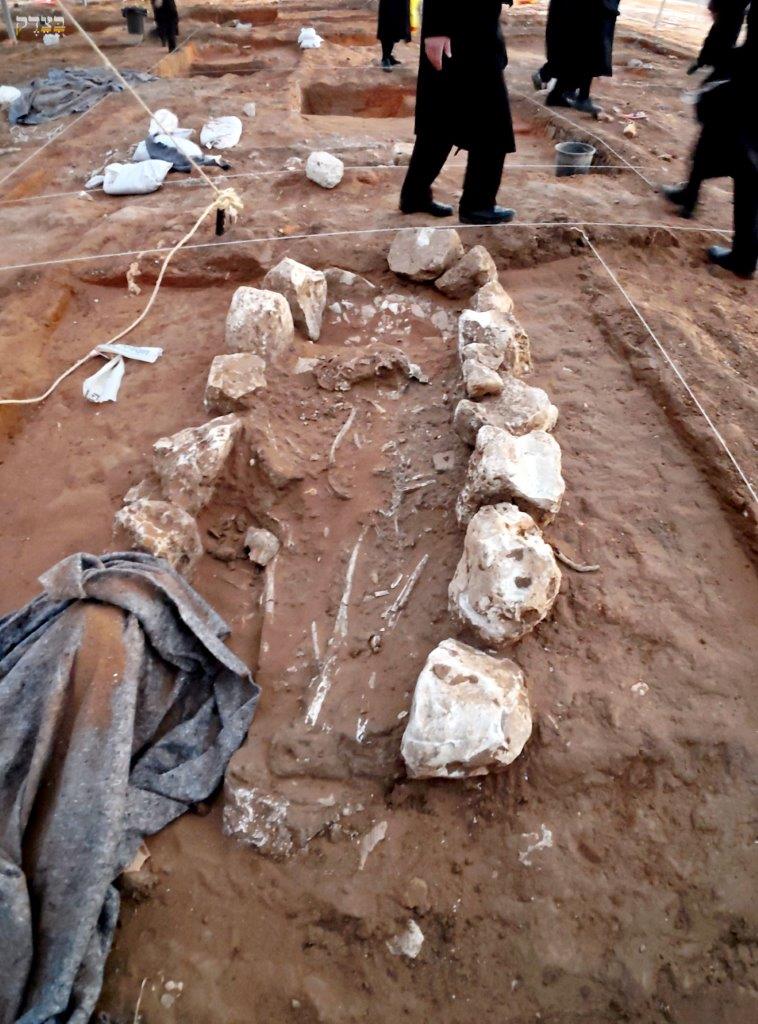 הקברים המחוללים ביהוד