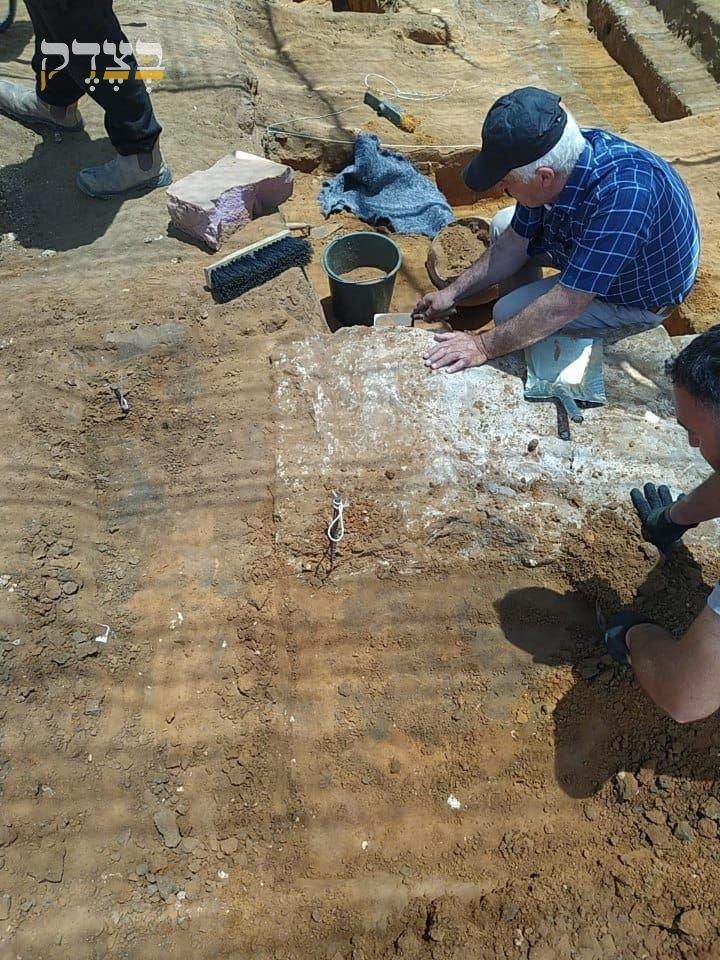 הקברים המחוללים ביהוד