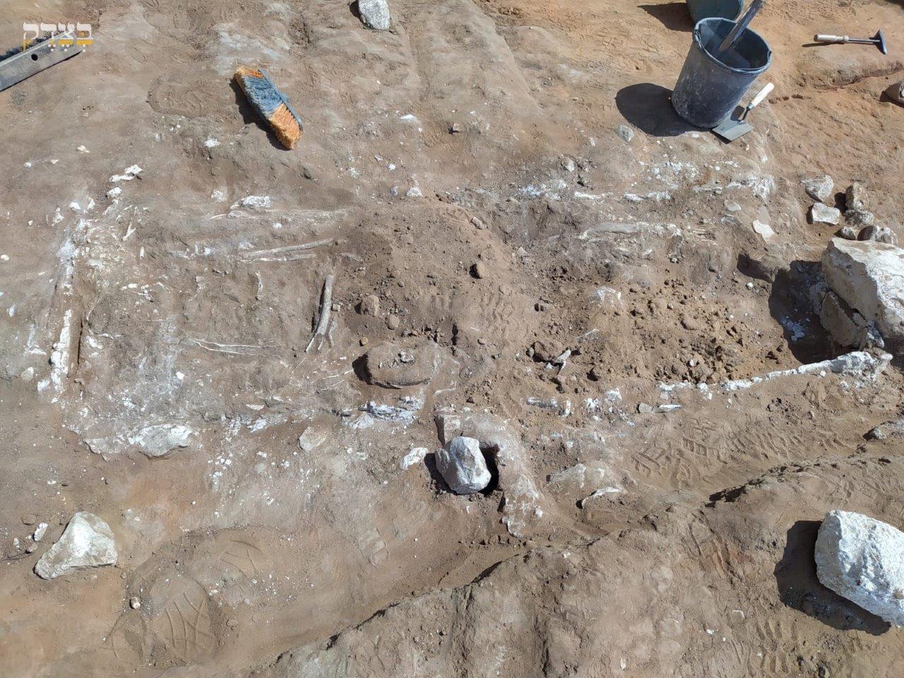 הקברים המחוללים ביהוד