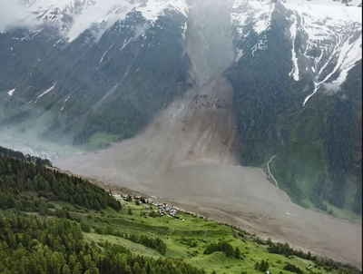 הכפר בלאטן השוויצי  קבור תחת הבוץ והשלג