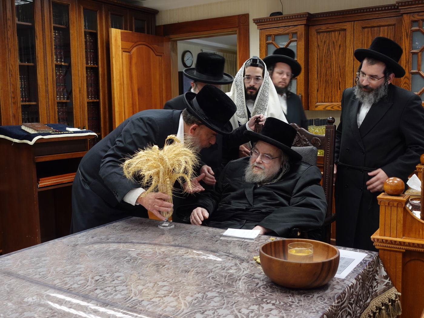 האדמו"ר מבעלזא בקבלת חיטים לקראת חג השבועות