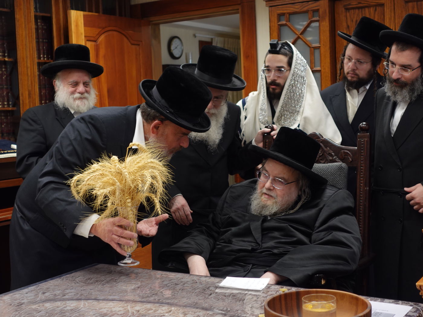 האדמו"ר מבעלזא בקבלת חיטים לקראת חג השבועות