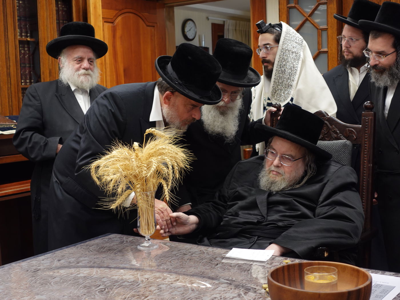 האדמו"ר מבעלזא בקבלת חיטים לקראת חג השבועות
