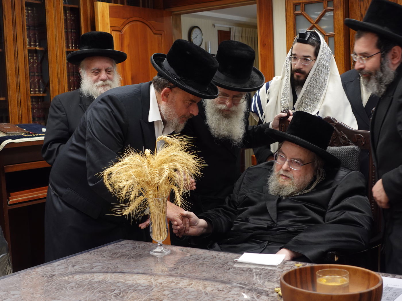 האדמו"ר מבעלזא בקבלת חיטים לקראת חג השבועות