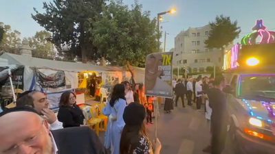 רגע מרגש: הקהילה חגגה הכנסת ספר תורה ועצרה לתפילה במאהל החטופים