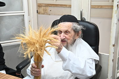 הגר"ד לנדו בקבלת חיטים לקראת חג השבועות