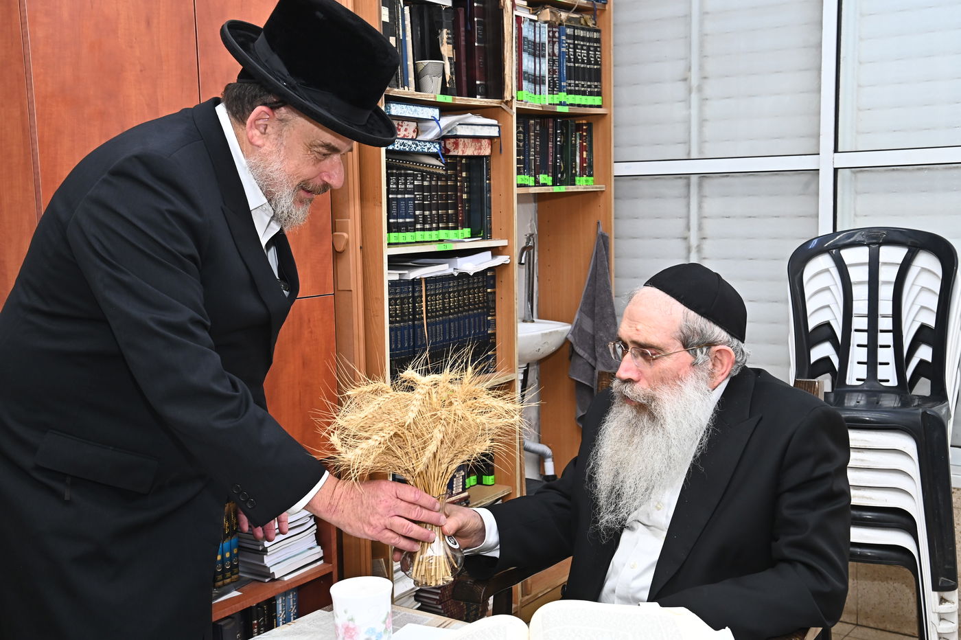 הגאון רבי שרגא שטיינמן בקבלת חיטים לקראת חג השבועות