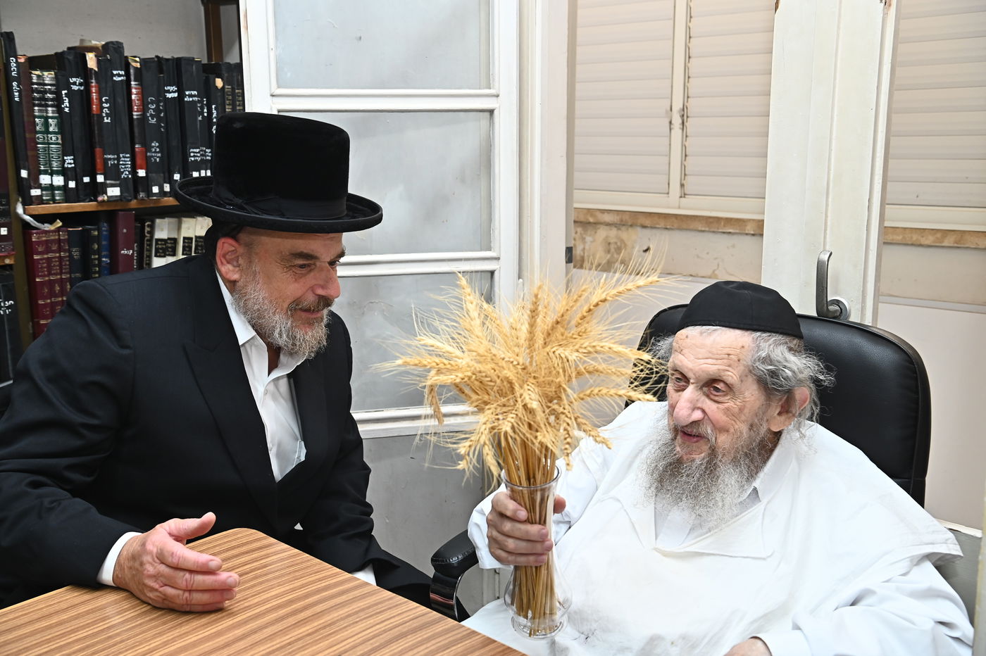 הגר"ד לנדו בקבלת חיטים לקראת חג השבועות