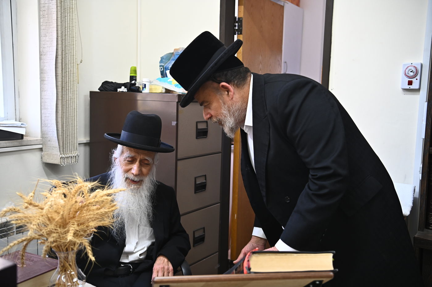 בקבלת חיטים לקראת חג השבועות