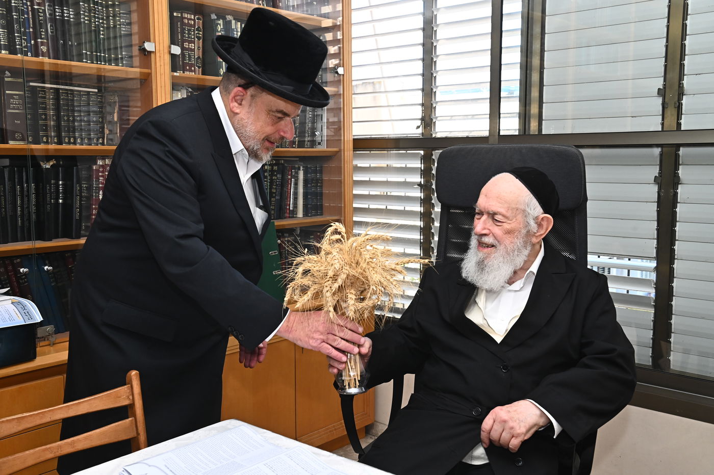הגר"י זילברשטיין בקבלת חיטים לקראת חג השבועות