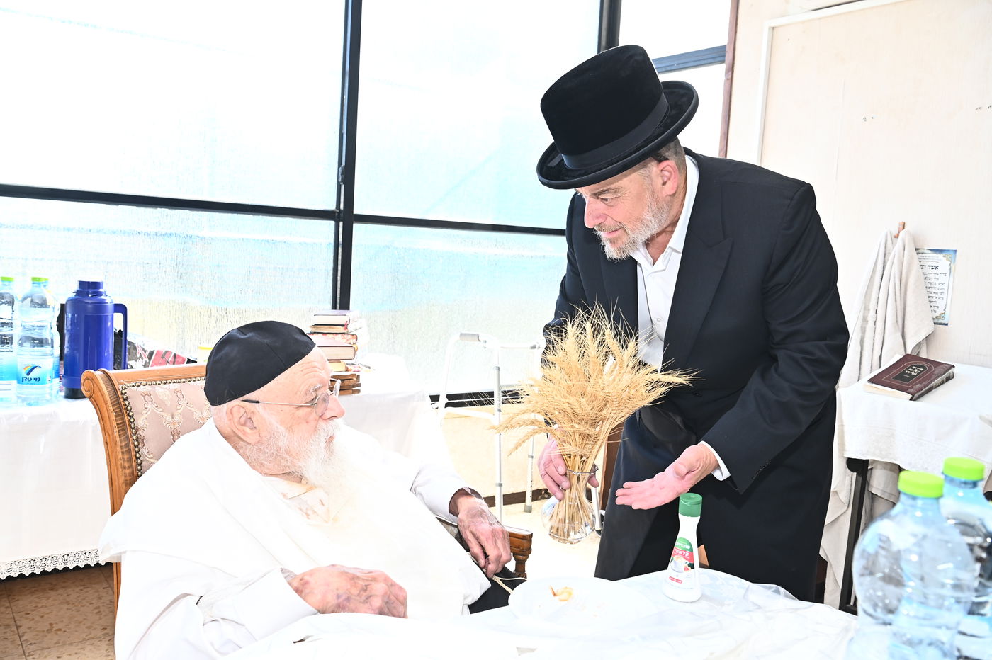 הגר"מ גריינמן בקבלת חיטים לקראת חג השבועות