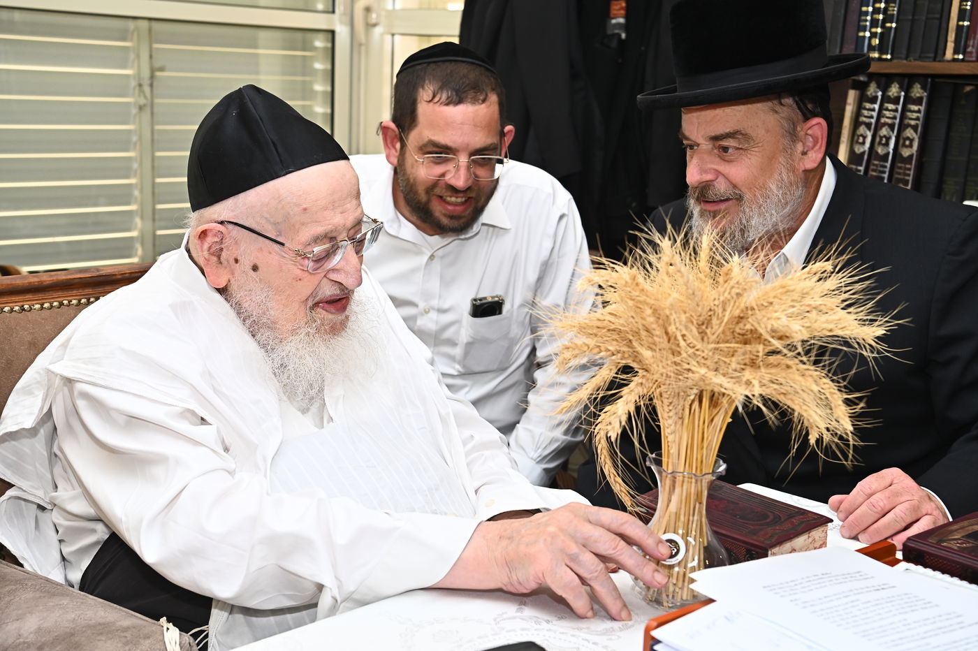 הגרמ"צ ברגמן בקבלת חיטים לקראת חג השבועות