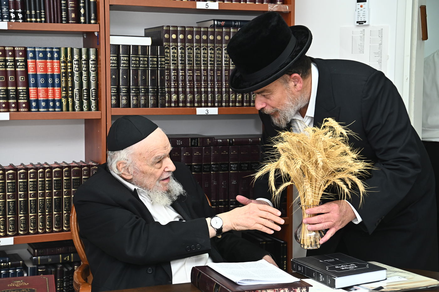 הגרמ"ה הירש בקבלת חיטים לקראת חג השבועות