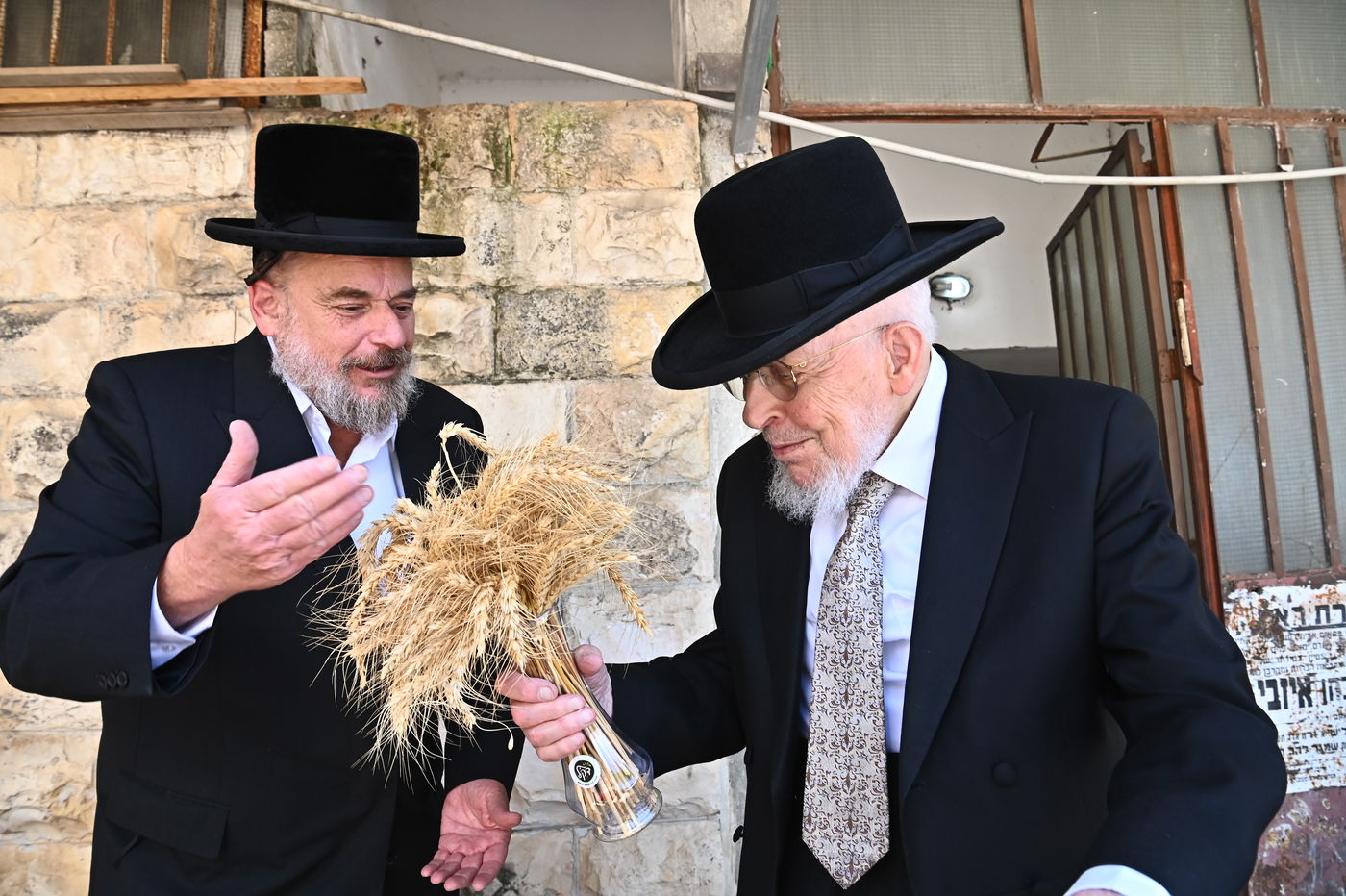 הגר"י אזרחי בקבלת חיטים לקראת חג השבועות