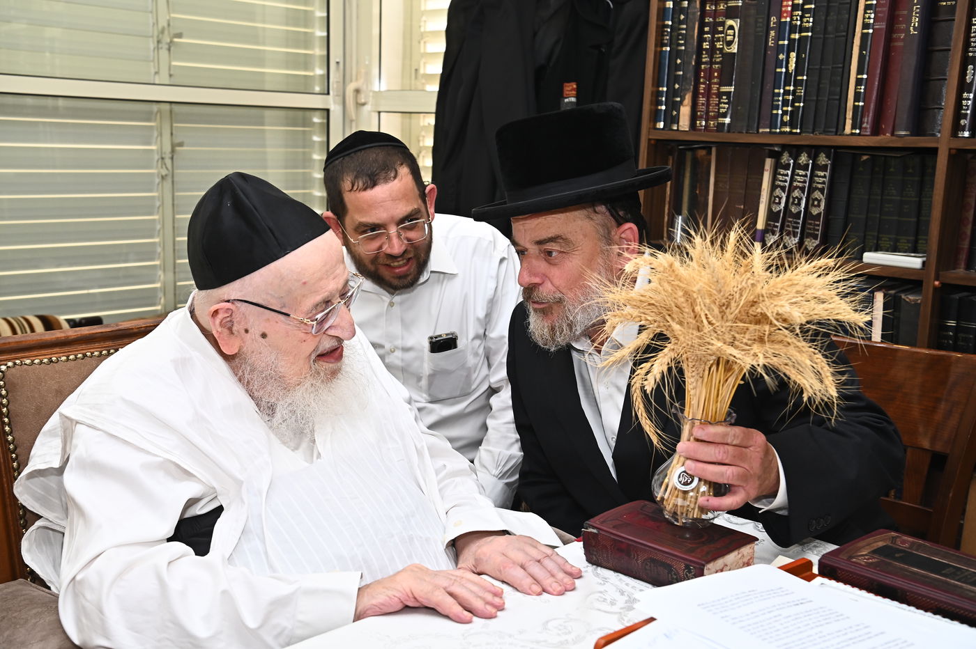 הגרמ"צ ברגמן בקבלת חיטים לקראת חג השבועות