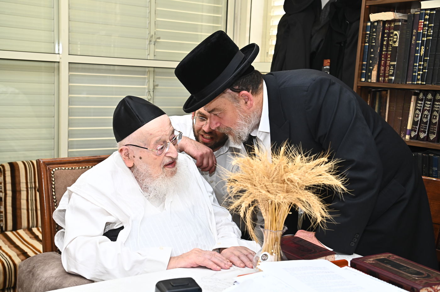 הגרמ"צ ברגמן בקבלת חיטים לקראת חג השבועות