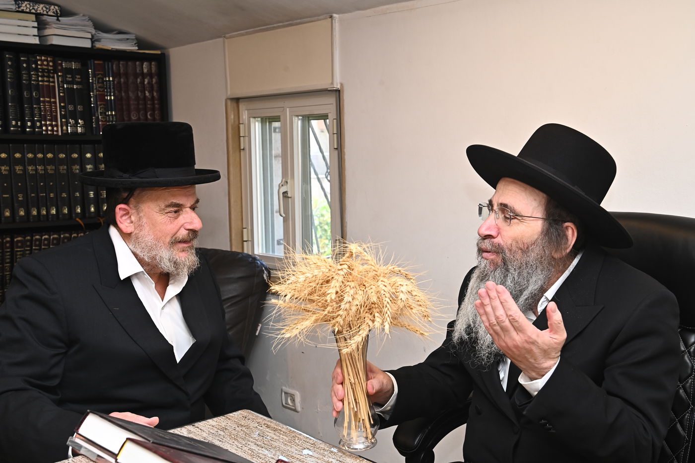 הגר"ב פינקל בקבלת חיטים לקראת חג השבועות