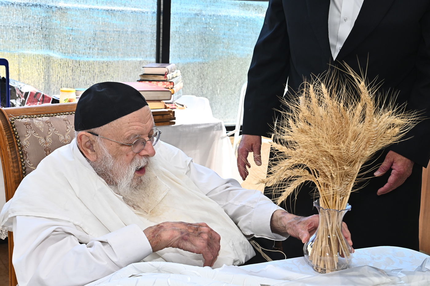 הגר"מ גריינמן בקבלת חיטים לקראת חג השבועות