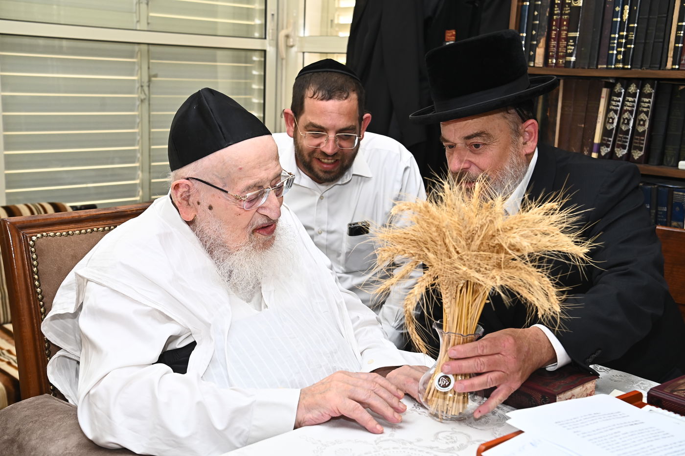 הגרמ"צ ברגמן בקבלת חיטים לקראת חג השבועות