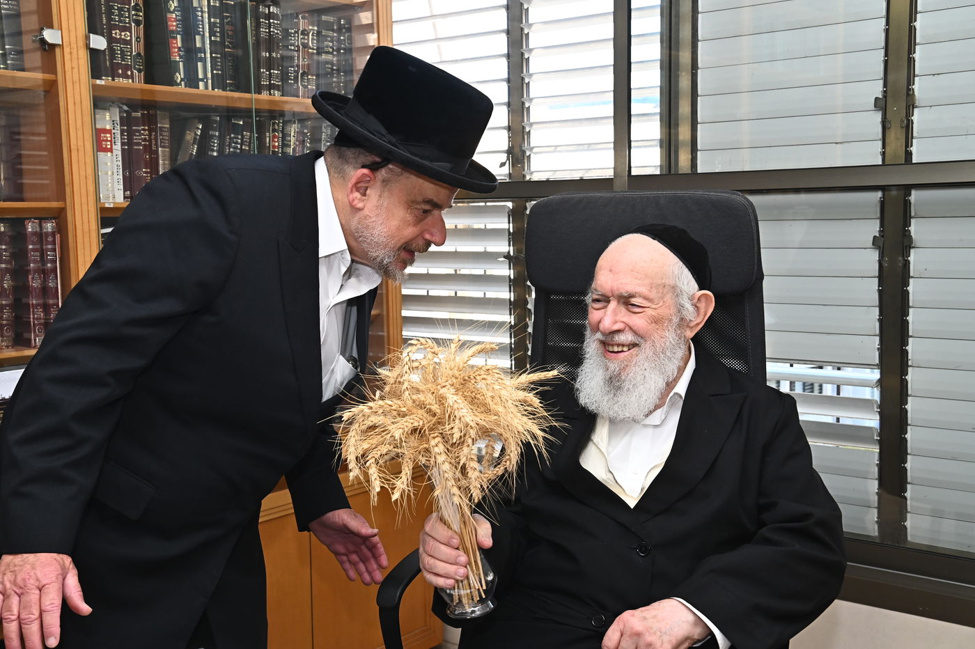 הגר"י זילברשטיין בקבלת חיטים לקראת חג השבועות