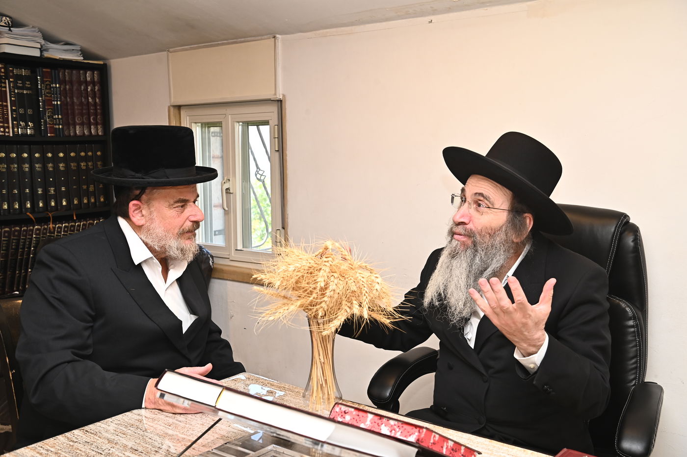 הגר"ב פינקל בקבלת חיטים לקראת חג השבועות