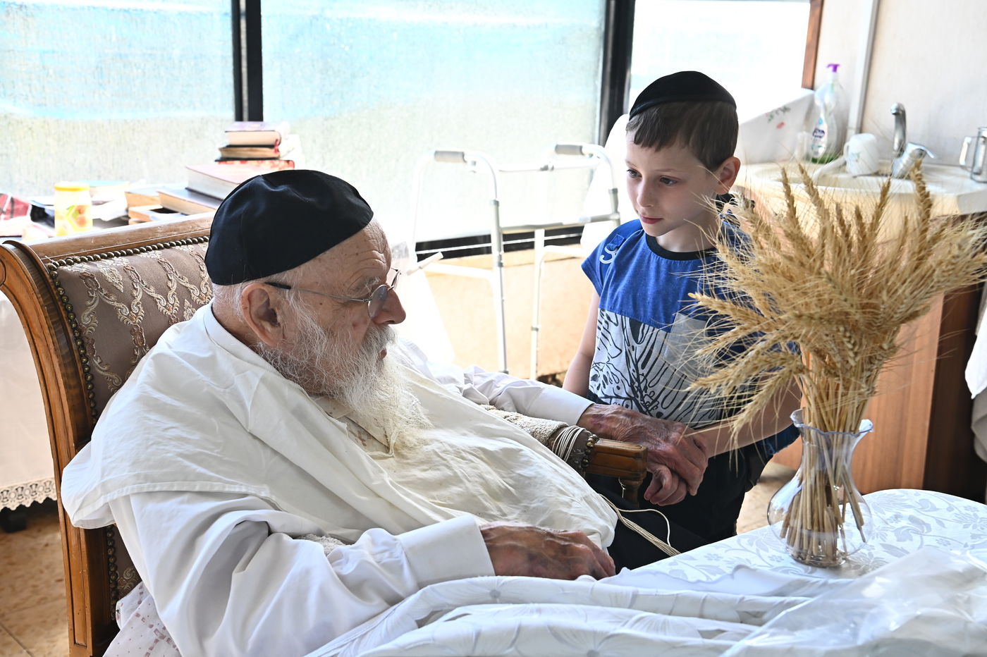 הגר"מ גריינמן בקבלת חיטים לקראת חג השבועות