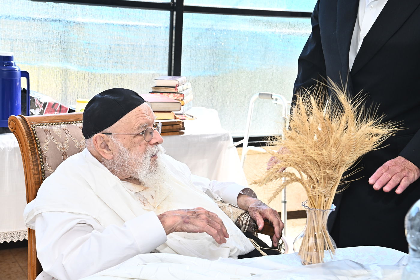הגר"מ גריינמן בקבלת חיטים לקראת חג השבועות
