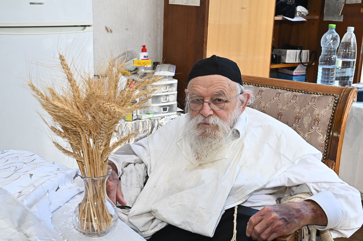 הגר"מ גריינמן בקבלת חיטים לקראת חג השבועות