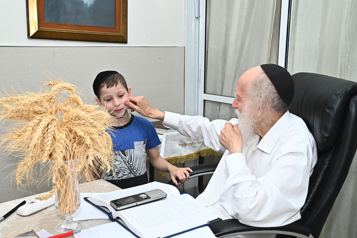 הגר"ש גלאי בקבלת חיטים לקראת חג השבועות