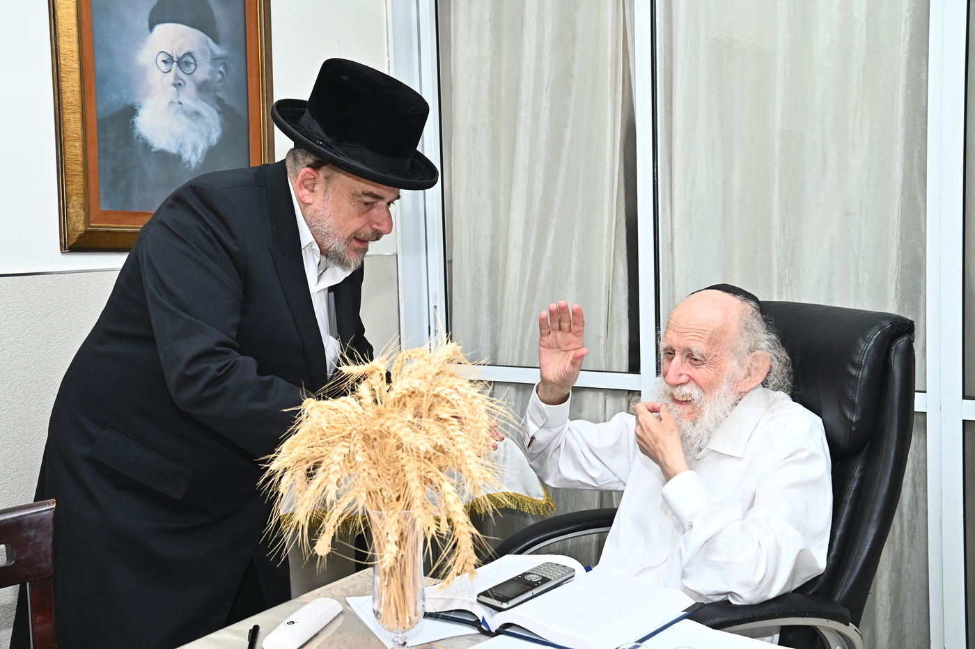 הגר"ש גלאי בקבלת חיטים לקראת חג השבועות