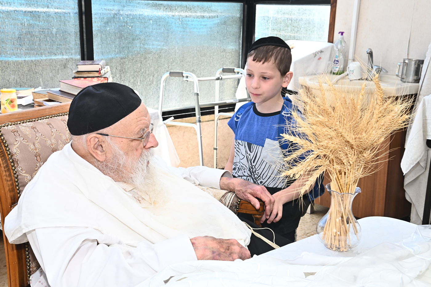 הגר"מ גריינמן בקבלת חיטים לקראת חג השבועות