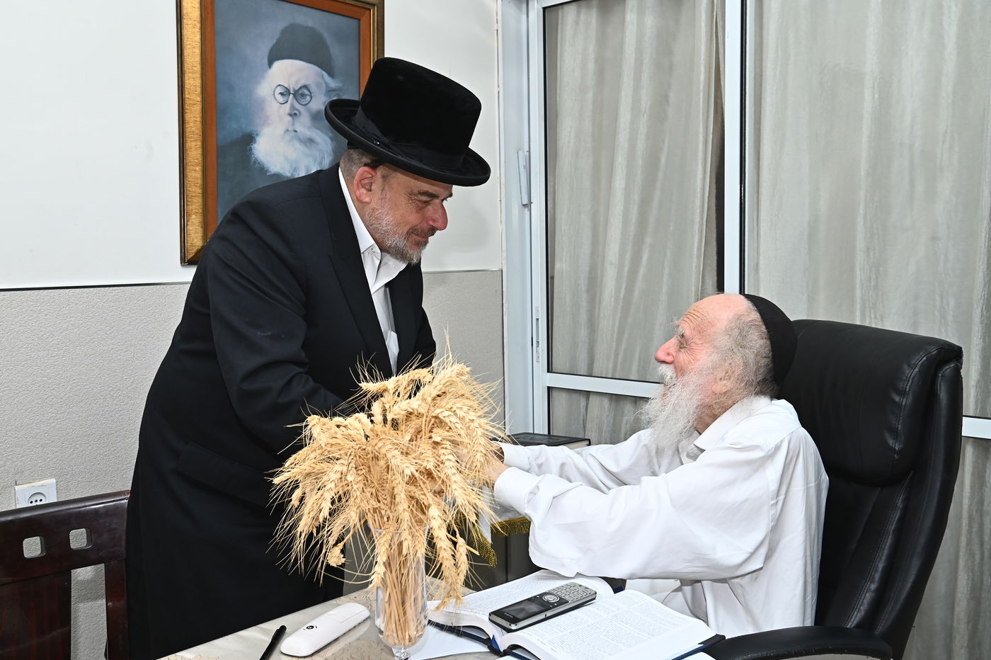 הגר"ש גלאי בקבלת חיטים לקראת חג השבועות