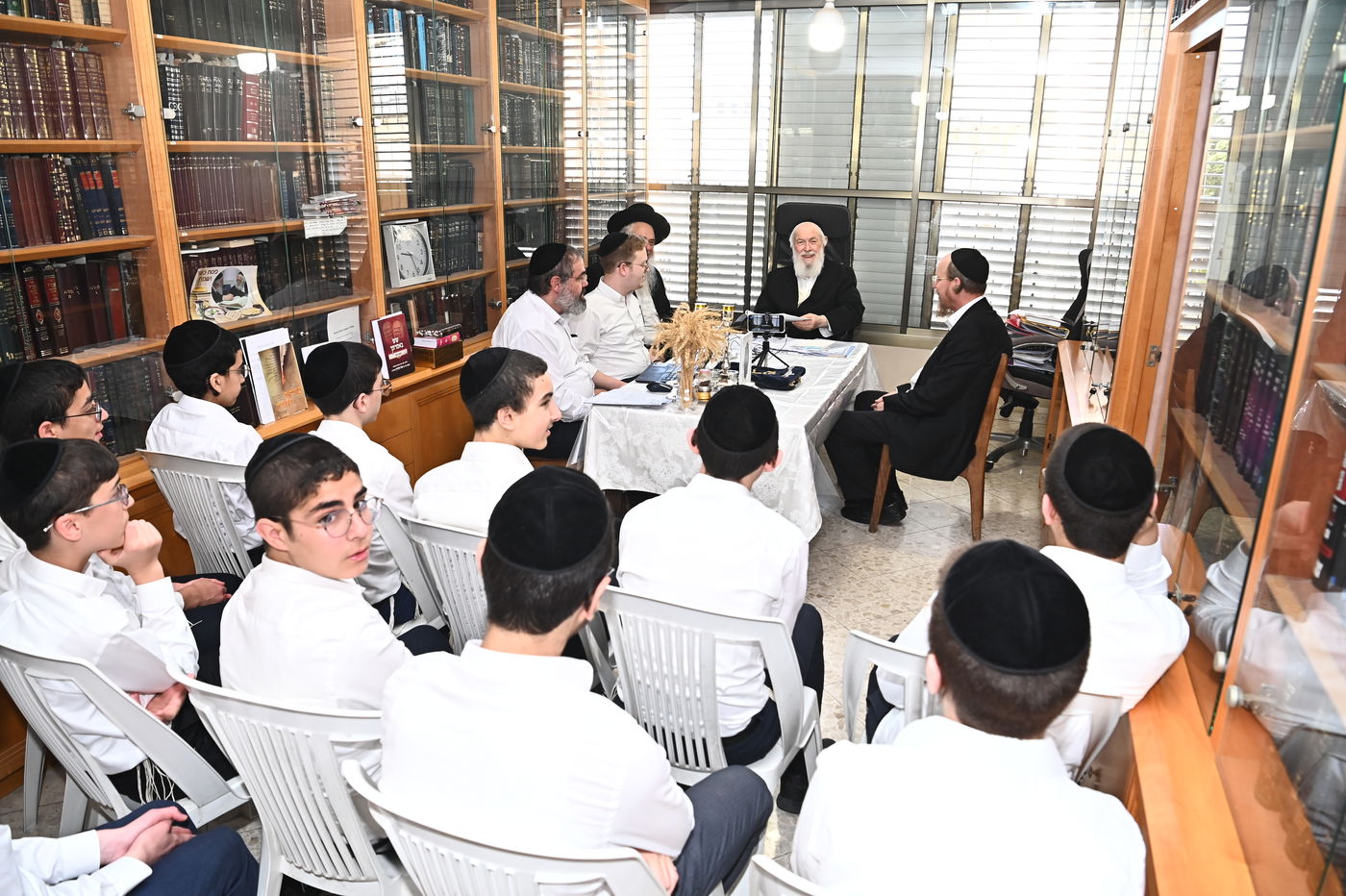 הגר"י זילברשטיין בקבלת חיטים לקראת חג השבועות