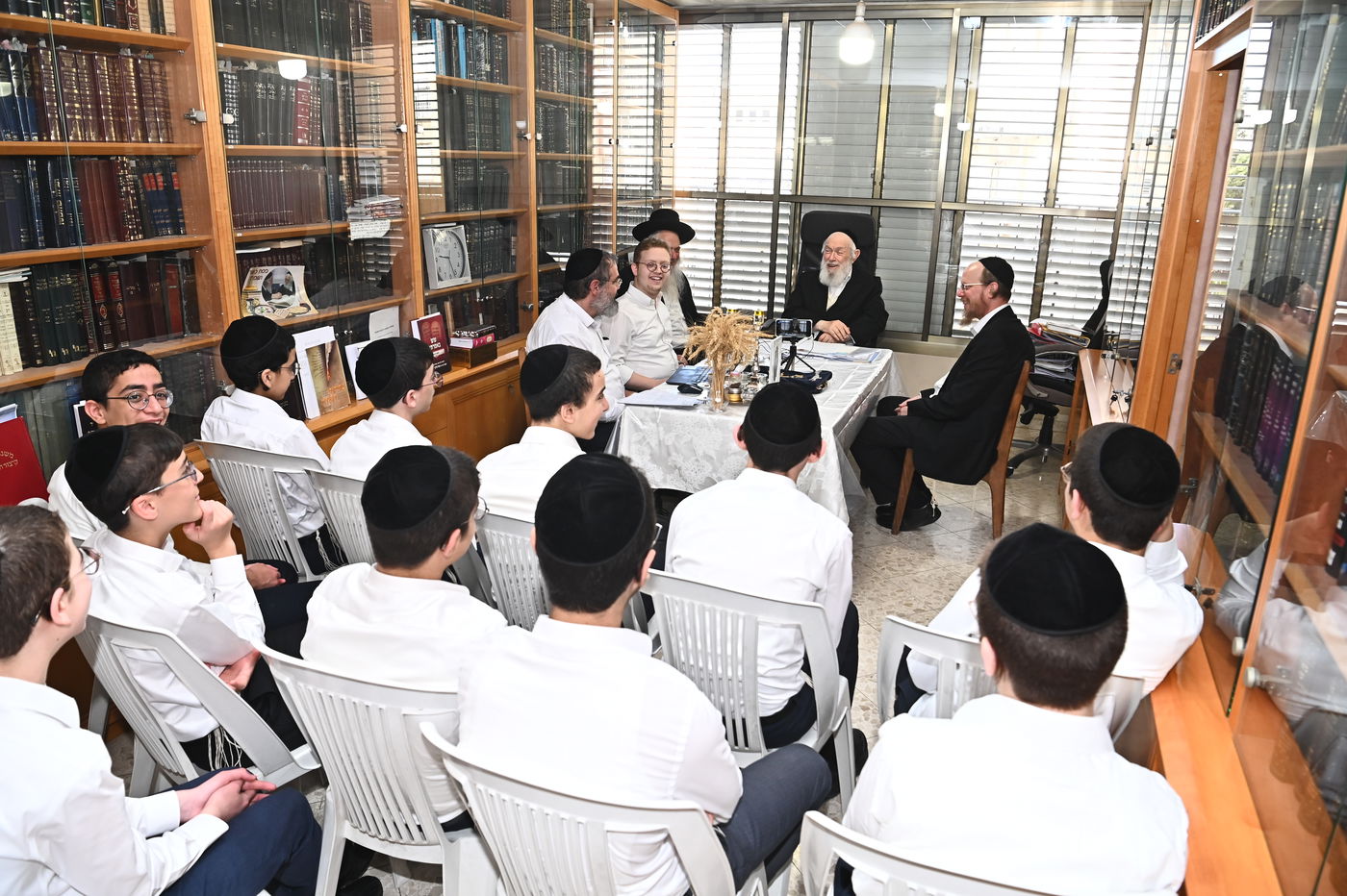 הגר"י זילברשטיין בקבלת חיטים לקראת חג השבועות