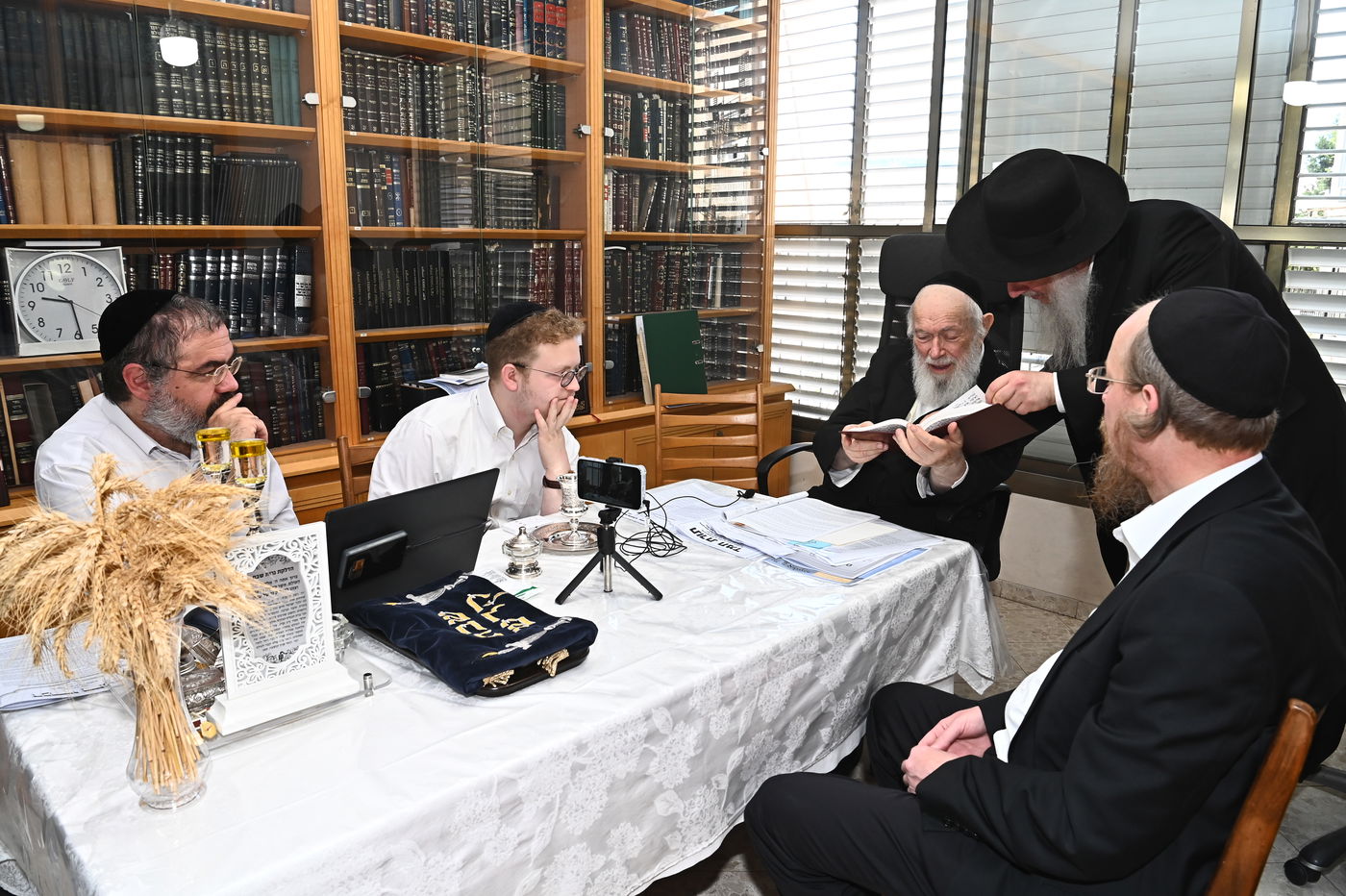 הגר"י זילברשטיין בקבלת חיטים לקראת חג השבועות