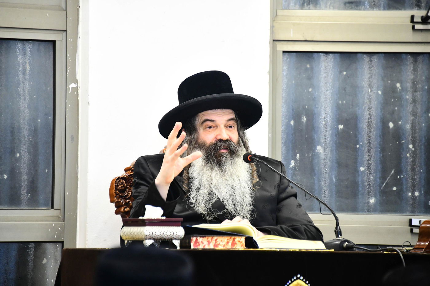 האדמו"ר מזוטשקא בשיחת הכנה לחג השבועות