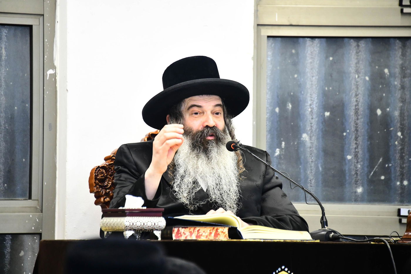 האדמו"ר מזוטשקא בשיחת הכנה לחג השבועות