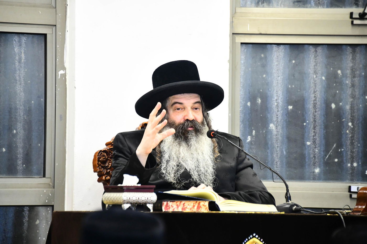 האדמו"ר מזוטשקא בשיחת הכנה לחג השבועות