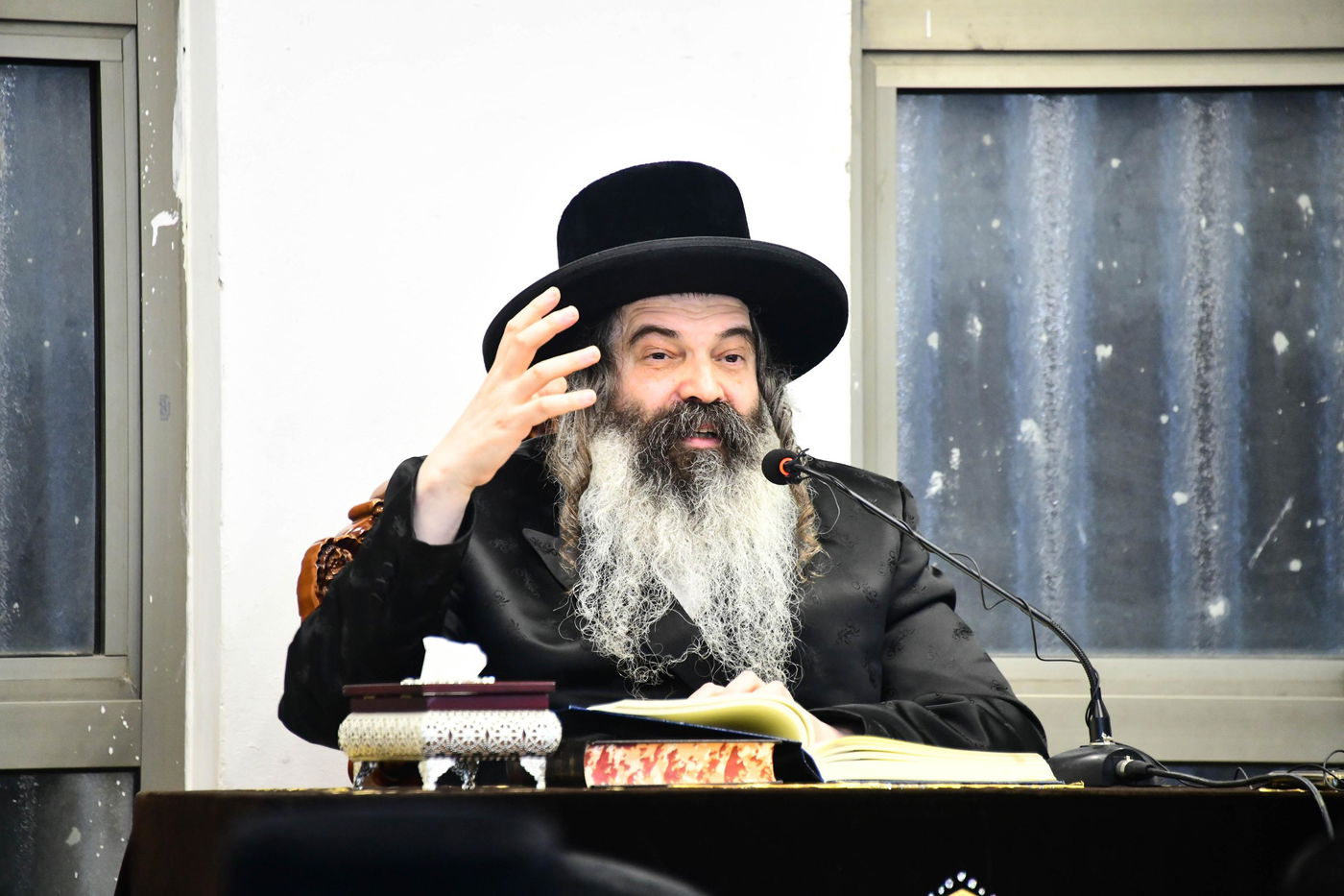 האדמו"ר מזוטשקא בשיחת הכנה לחג השבועות