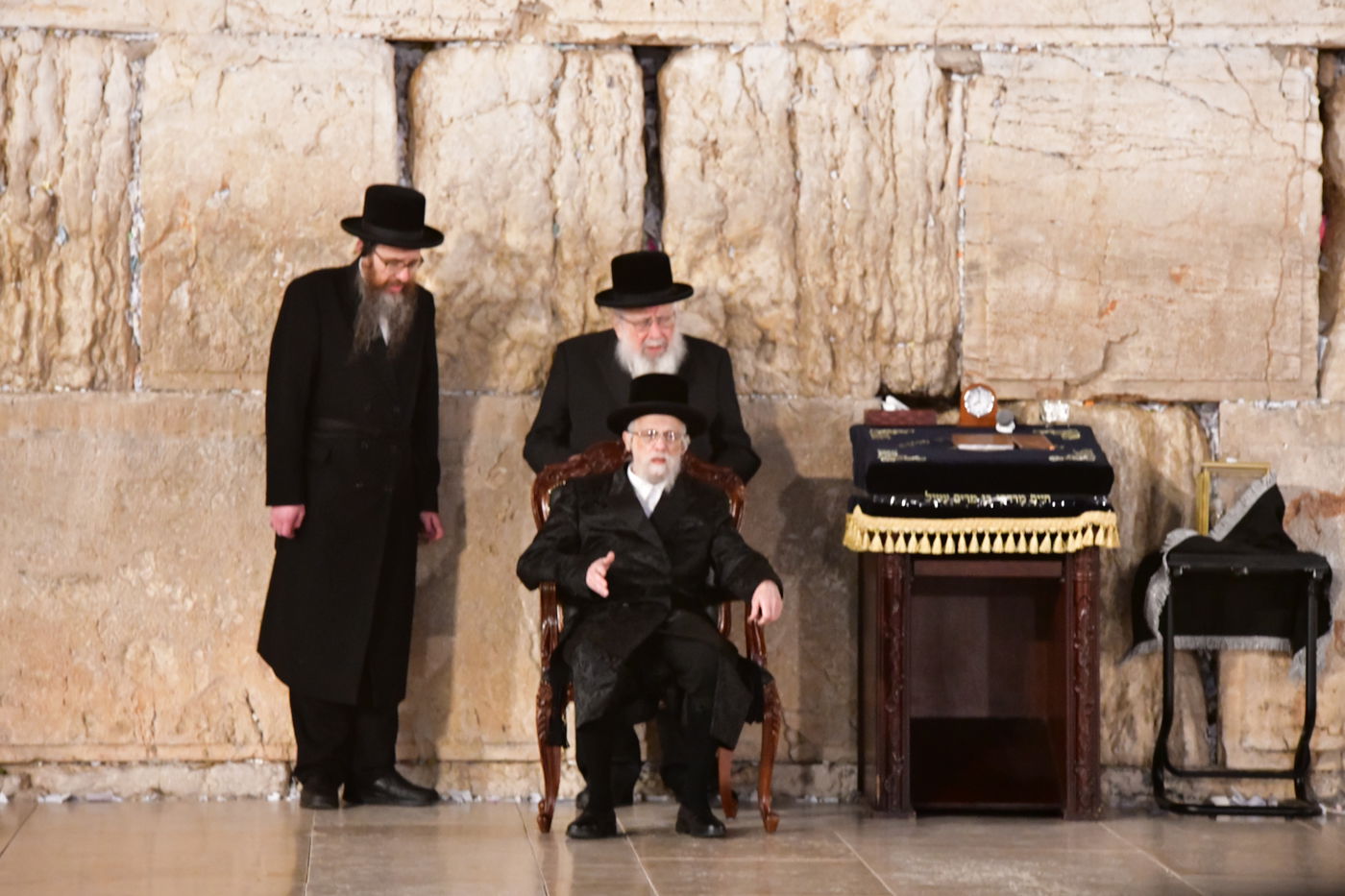 האדמו"ר מסערט ויז'ניץ בתפילה ע"י הכותל המערבי