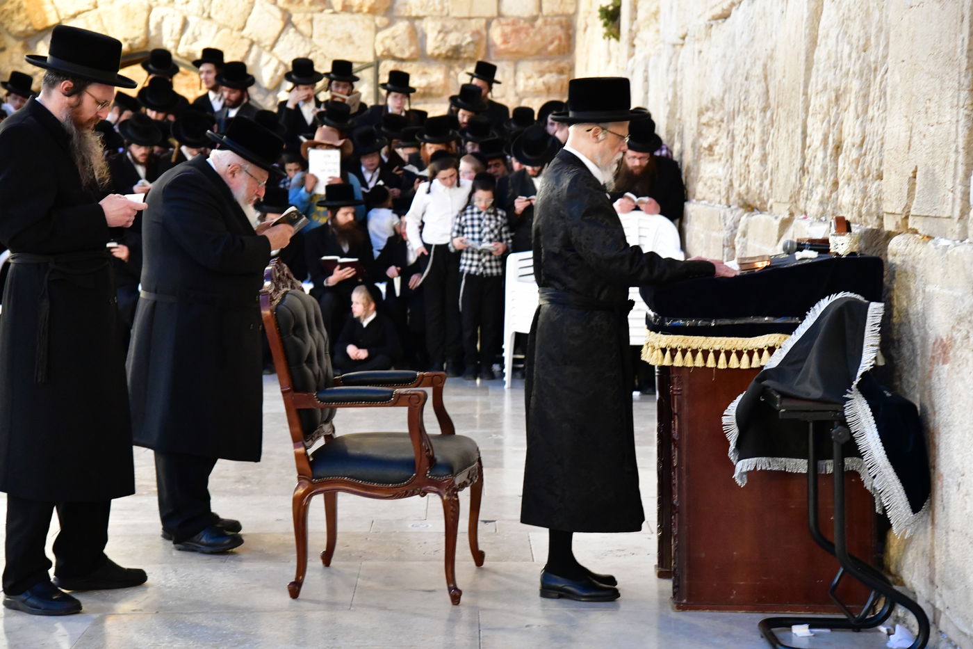 האדמו"ר מסערט ויז'ניץ בתפילה ע"י הכותל המערבי
