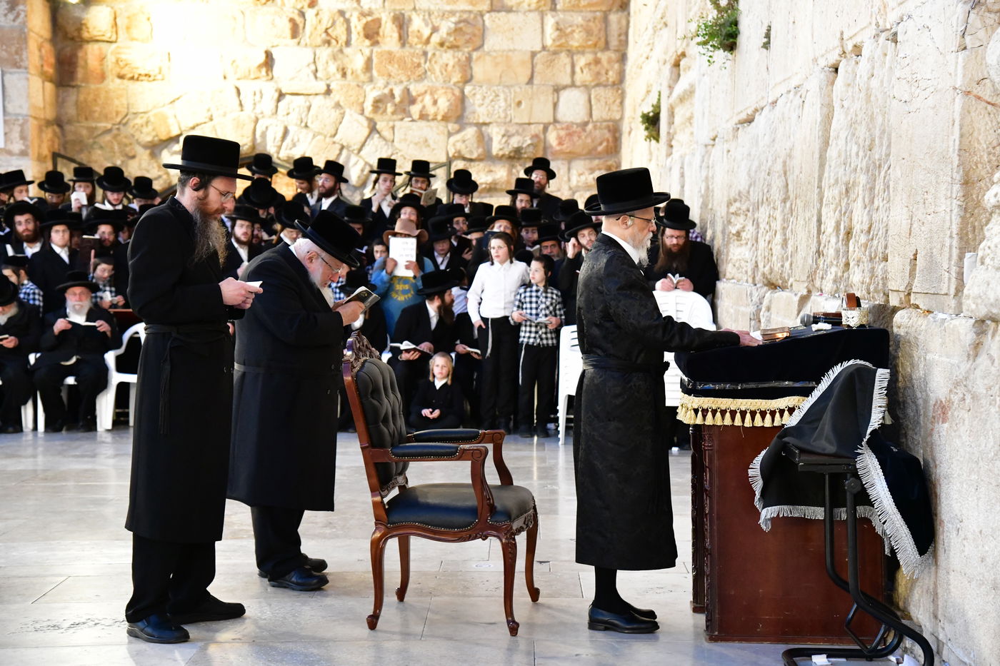 האדמו"ר מסערט ויז'ניץ בתפילה ע"י הכותל המערבי